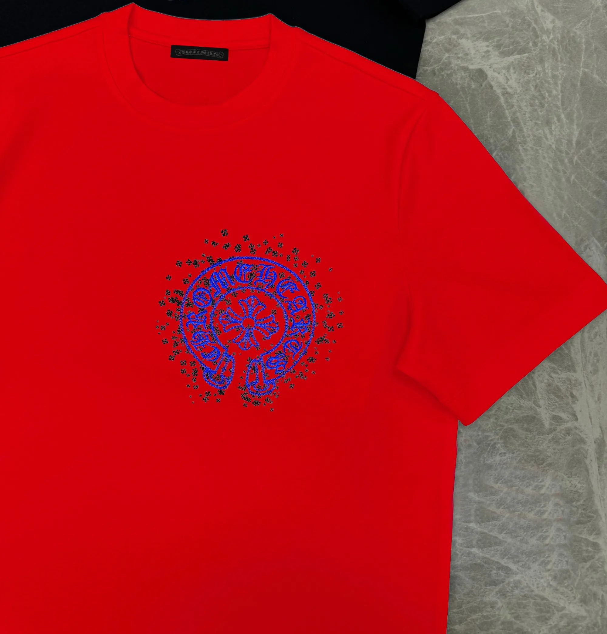 🅿️190 Year-round large supply, Croxin🔥🔥4050 new spring and summer fashionable round neck short sleeves👍high-end customization and versatile styles! It is more practical and can be easily controlled by anyone 🔥Made from 95% cotton + 5% Tencel 🔥fabric, it feels very nice, does not cause pilling, and does not deform. It is luxurious and classic 🐮logo design, very classy 👍A must buy for those who know the goods! The cut is a loose fit, suitable for both men and women! It shows your aura and also highlights your sophistication. This is its uniqueness. The effect on the upper body is very good. Size: S-XXL ⚠️Reference (model trying on, height 173cm, weight 145kg, wearing size L), can wear up to 200kg.